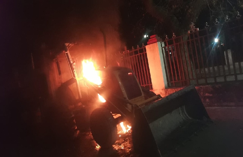 रीवा / अतिक्रमण मुक्त कराने में इस्तेमाल होने वाली नगर निगम की JCB में लगी आग, अधिकारियों को अतिक्रमणकारियों पर संदेह रीवा / अतिक्रमण मुक्त कराने में इस्तेमाल होने वाली नगर निगम की JCB में लगी आग, अधिकारियों को अतिक्रमणकारियों पर संदेह